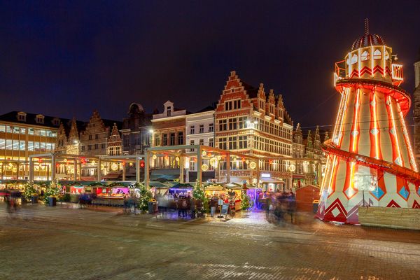 Kerstmarkt Gent met versierde marktstallen