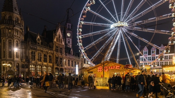 Verlicht reuzenrad tijdens kerstmarkt Gent