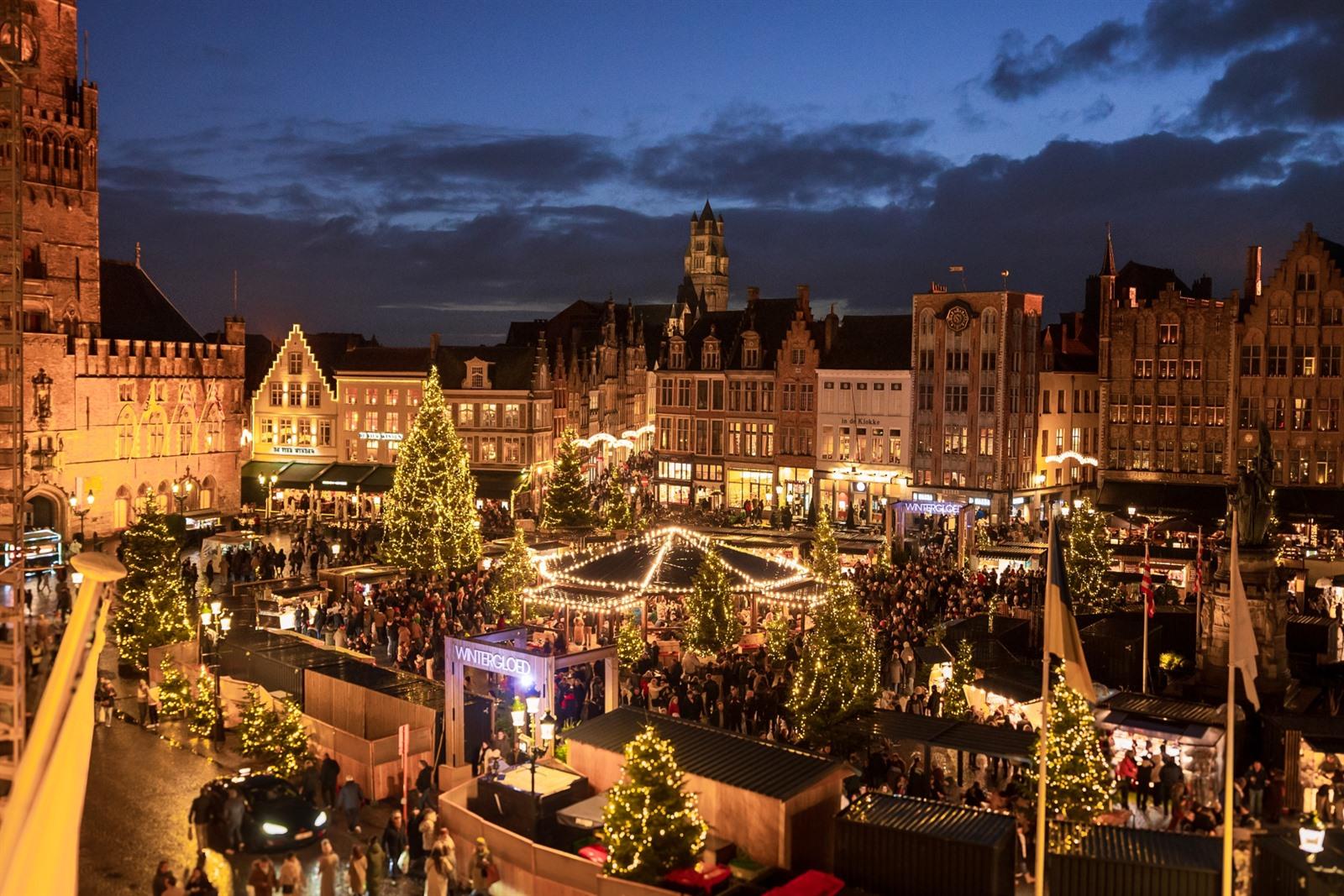 Kerstmarkt Brugge met versierde marktstallen